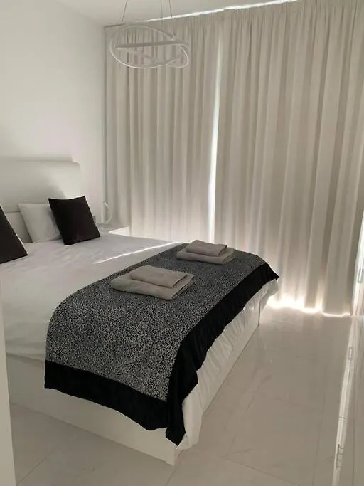 Apartamento De 4 Dormitorios Estepona Spain